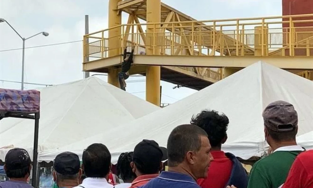 MUJER MONTERREY PUENTE VIDEO CASA INDI