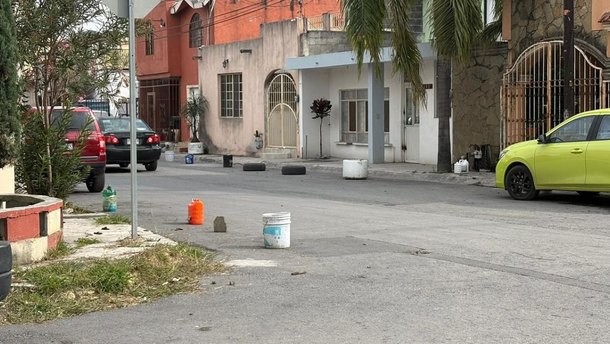 Ciudadanos bloquean banquetas para cuidar estacionamiento en NL