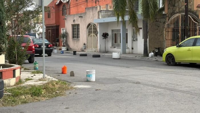 Ciudadanos bloquean banquetas para cuidar estacionamiento en NL