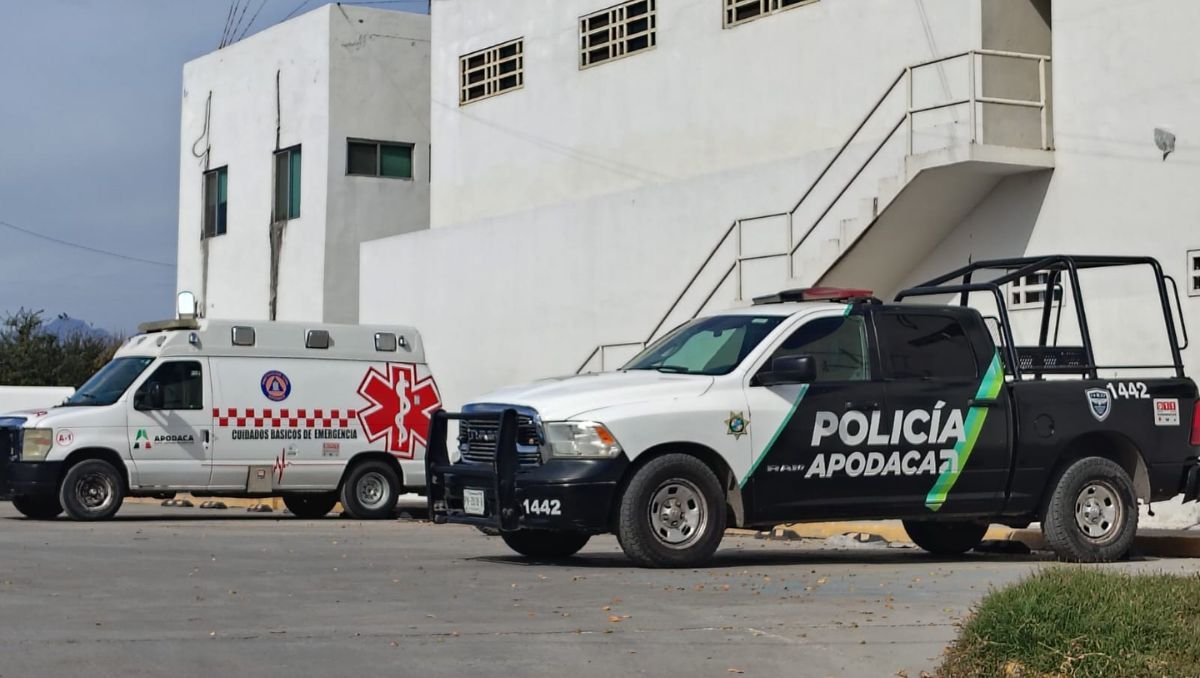 Policía de Apodaca herido de bala tras dispararse por accidente