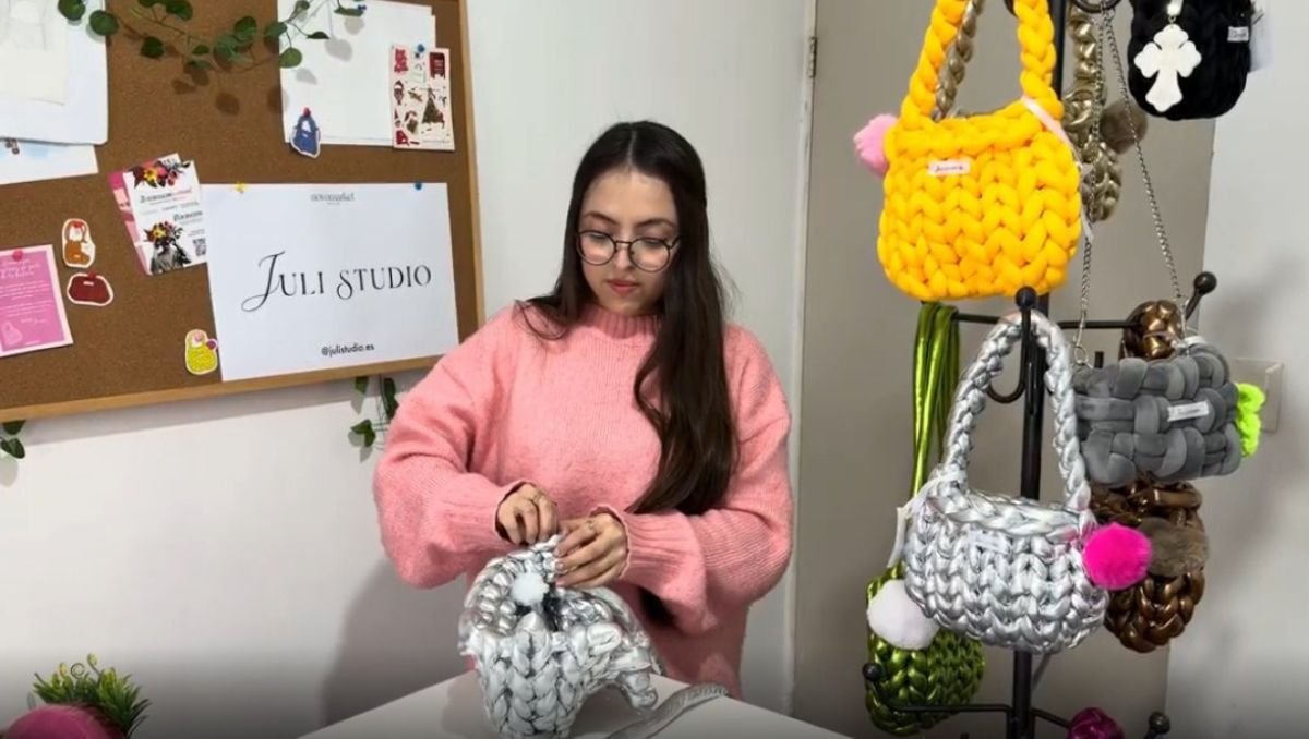 Joven combina creatividad y tradición para diseñar bolsos en Monterrey