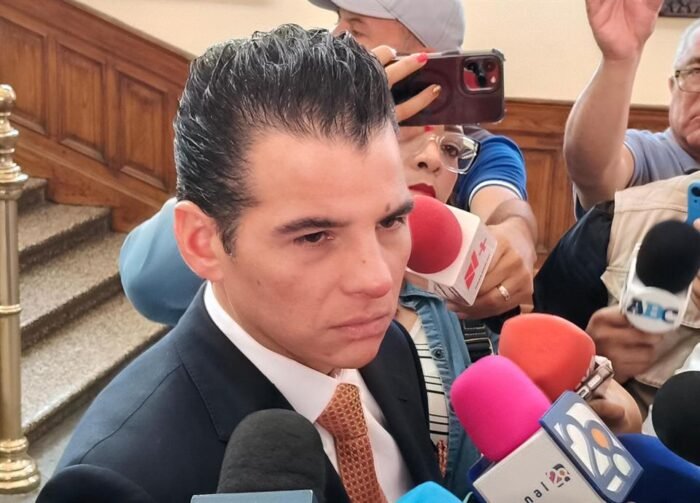 Miguel Flores aseguró que continúa en contacto diario con parlamentarios, aunque persisten dificultades para el presupuesto de 2026.