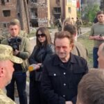 La banda U2 lanza el emotivo video de Yours Eternally, grabado en el frente de Ucrania con Ed Sheeran.