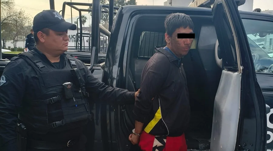 Un joven fue arrestado en Monterrey por presuntos tocamientos a una mujer, generando inquietud sobre la seguridad en la ciudad.