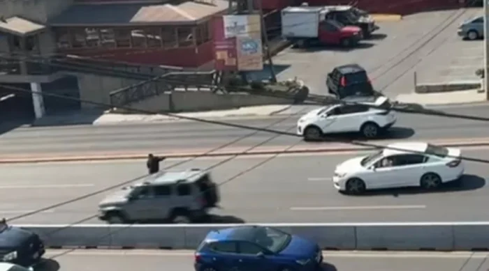 Una mujer que padece problemas mentales fue atropellada en Leones, creando preocupación en Monterrey y el debate sobre la salud mental.