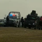 Un vehículo encontrado en la autopista a Reynosa generó alarma al descubrir presuntos restos humanos en su interior.