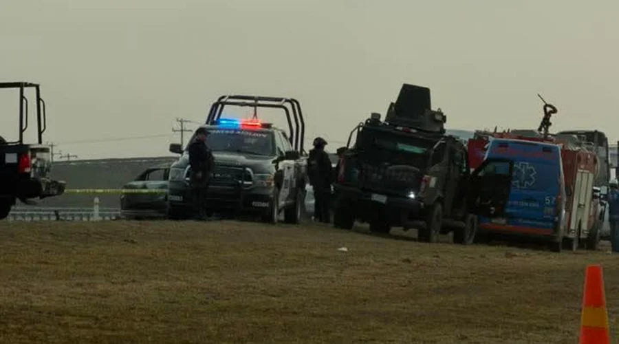 Un vehículo encontrado en la autopista a Reynosa generó alarma al descubrir presuntos restos humanos en su interior.
