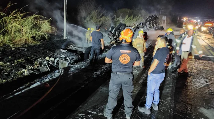 Un incendió en Cadereyta ha dejado al chofer de una pipa desaparecido, generando alarma en la comunidad.
