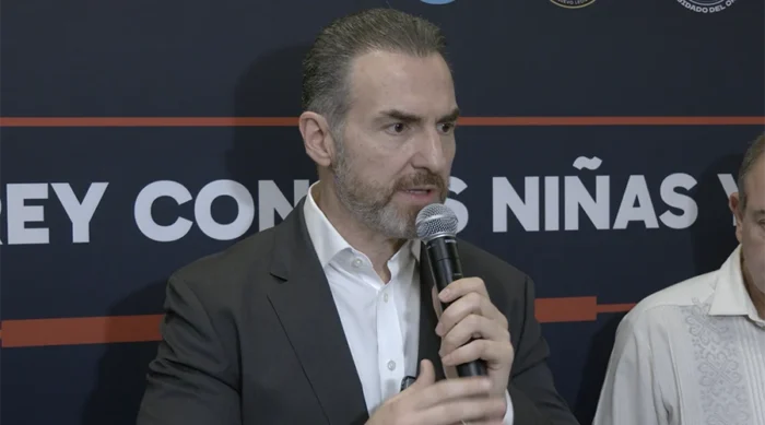 El político Adrián de la Garza denuncia amenazas y reafirma su compromiso con el Estado de Derecho en Monterrey.