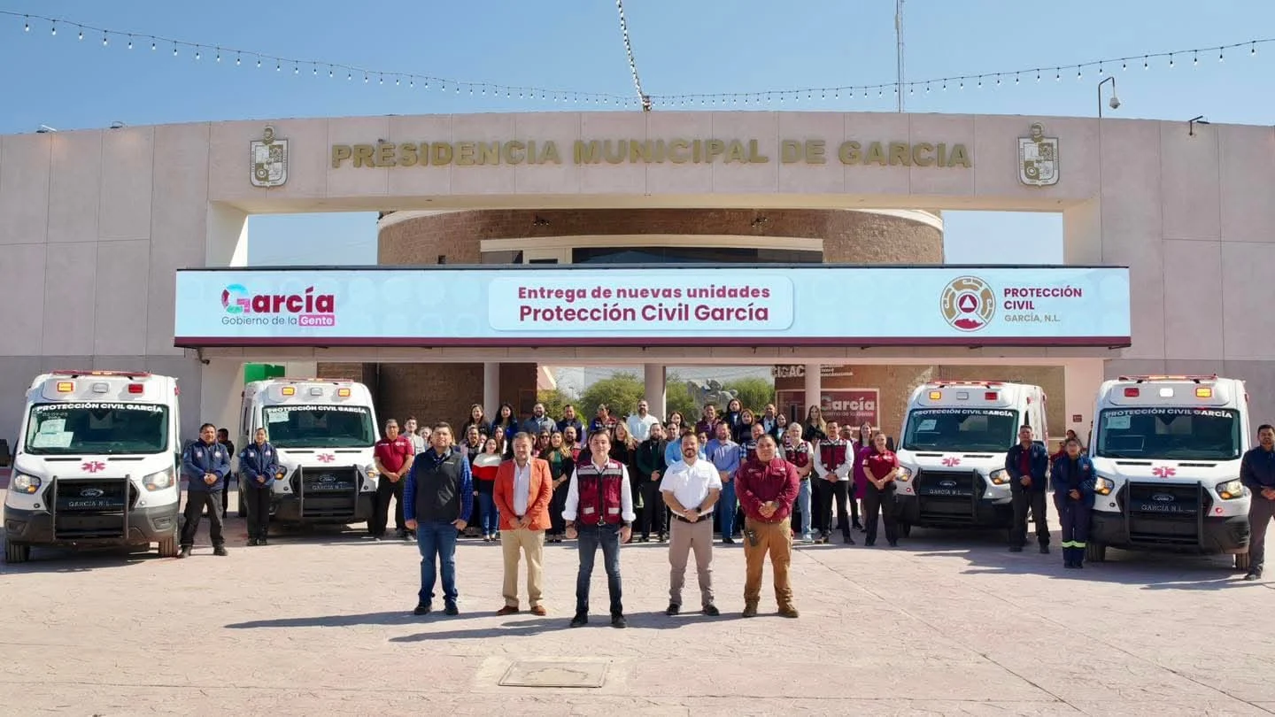 El alcalde Manuel Guerra Cavazos fortalece Protección Civil de García con la entrega de 4 nuevas ambulancias para emergencias.