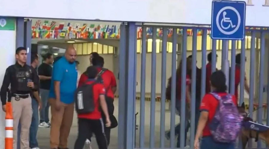 Autoridades implementan medidas de seguridad en preparatorias de la UANL tras alertas sobre posibles tiroteos en Monterrey.