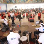 Más de 300 personas se reunieron en Monterrey para conmemorar el Día del Amor y la Amistad con música y baile.