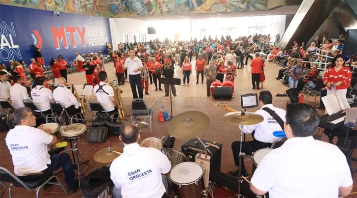 Más de 300 personas se reunieron en Monterrey para conmemorar el Día del Amor y la Amistad con música y baile.