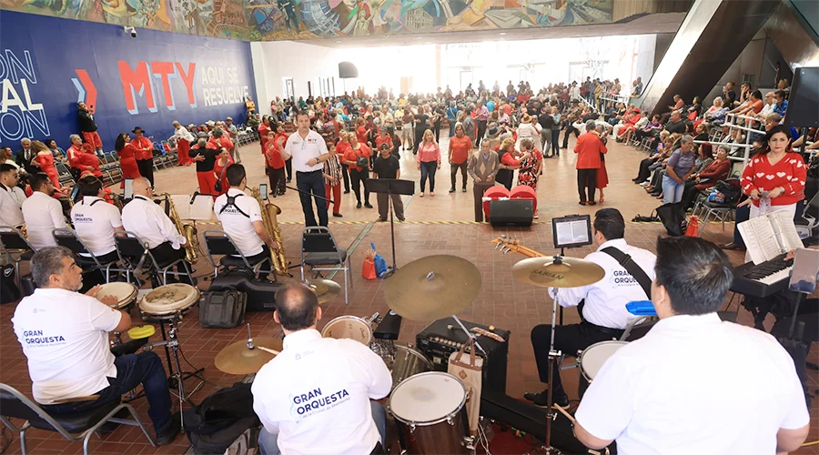 Más de 300 personas se reunieron en Monterrey para conmemorar el Día del Amor y la Amistad con música y baile.