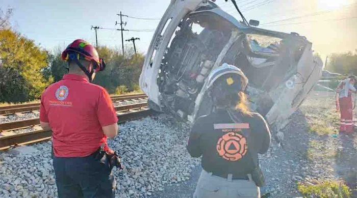 Un accidente entre un autobús de personal y un tren en Nuevo León resultó en la muerte de dos personas este domingo.