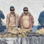 Elementos de Fuerza Civil realizan detenciones en General Bravo, al interceptar a dos hombres armados en una brecha local.