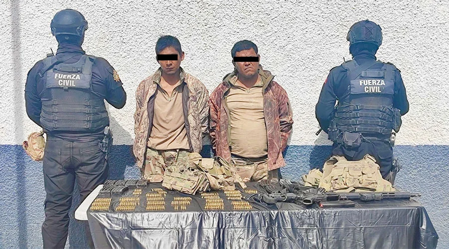 Elementos de Fuerza Civil realizan detenciones en General Bravo, al interceptar a dos hombres armados en una brecha local.