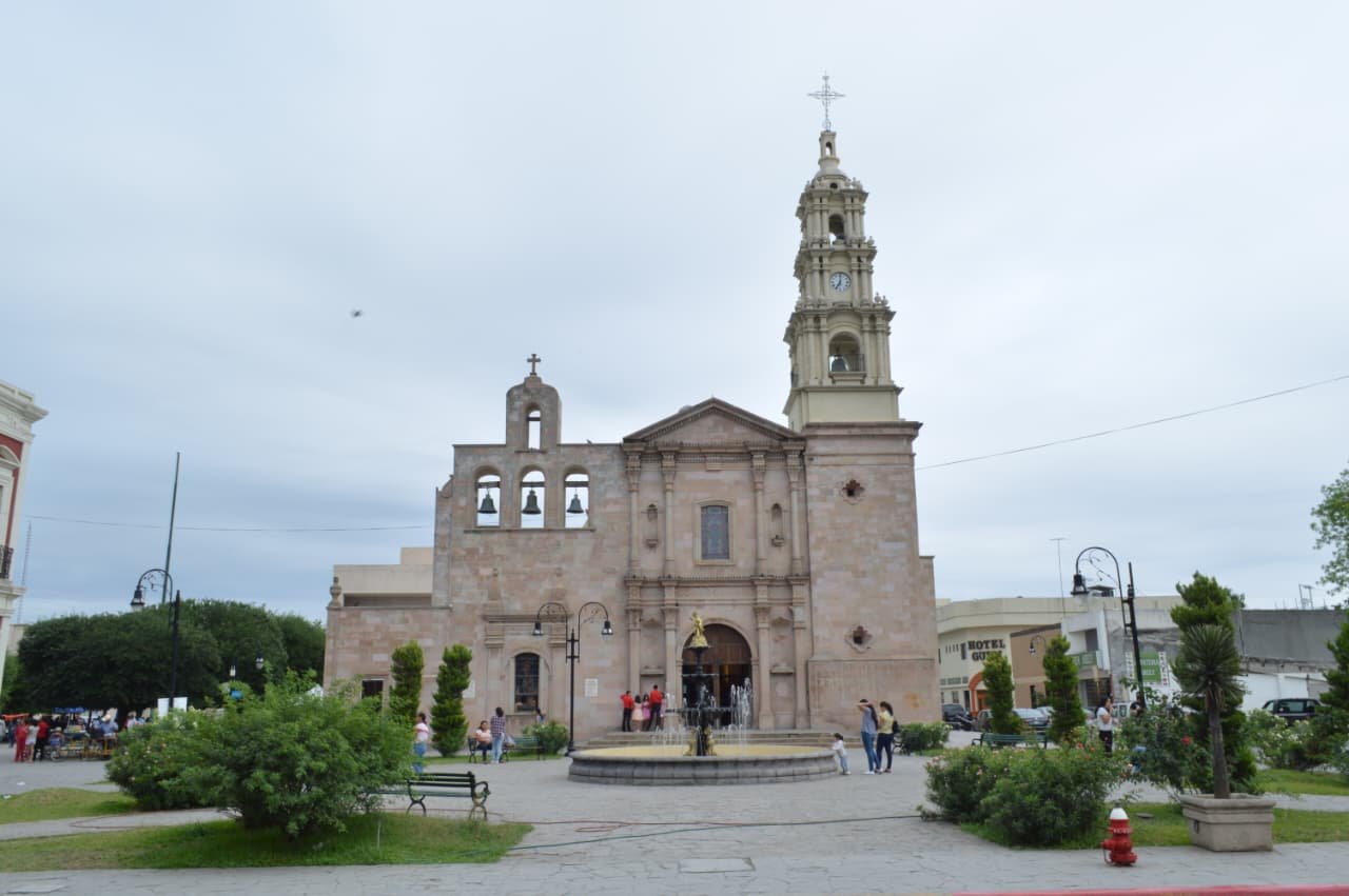 Las autoridades de Nuevo León rechazan versiones sobre agresiones a pasantes, atribuyéndolas a información falsa en redes sociales.