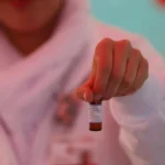 Nuevo León implementa campaña de vacunación contra el sarampión en el BBVA para combatir el aumento de casos.