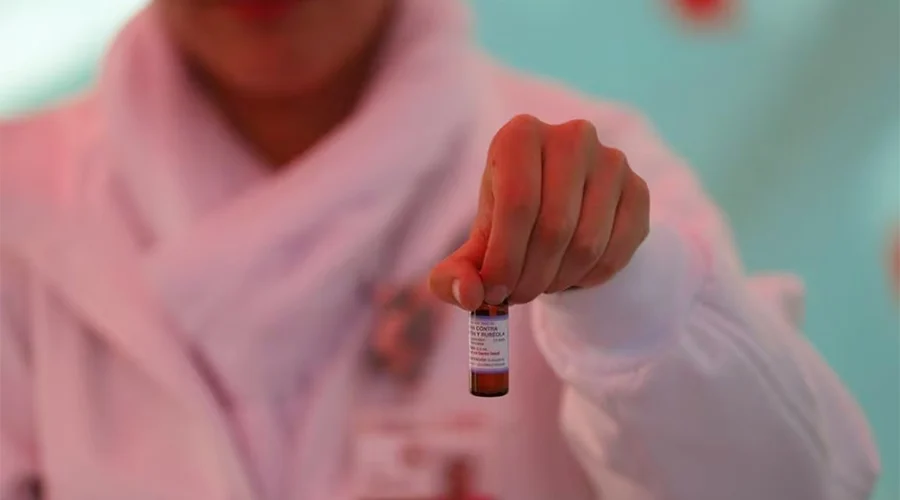 Nuevo León implementa campaña de vacunación contra el sarampión en el BBVA para combatir el aumento de casos.