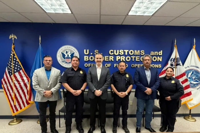 El alcalde de Monterrey, Adrián de la Garza, investiga el comercio internacional en el Puerto de Laredo, Texas.