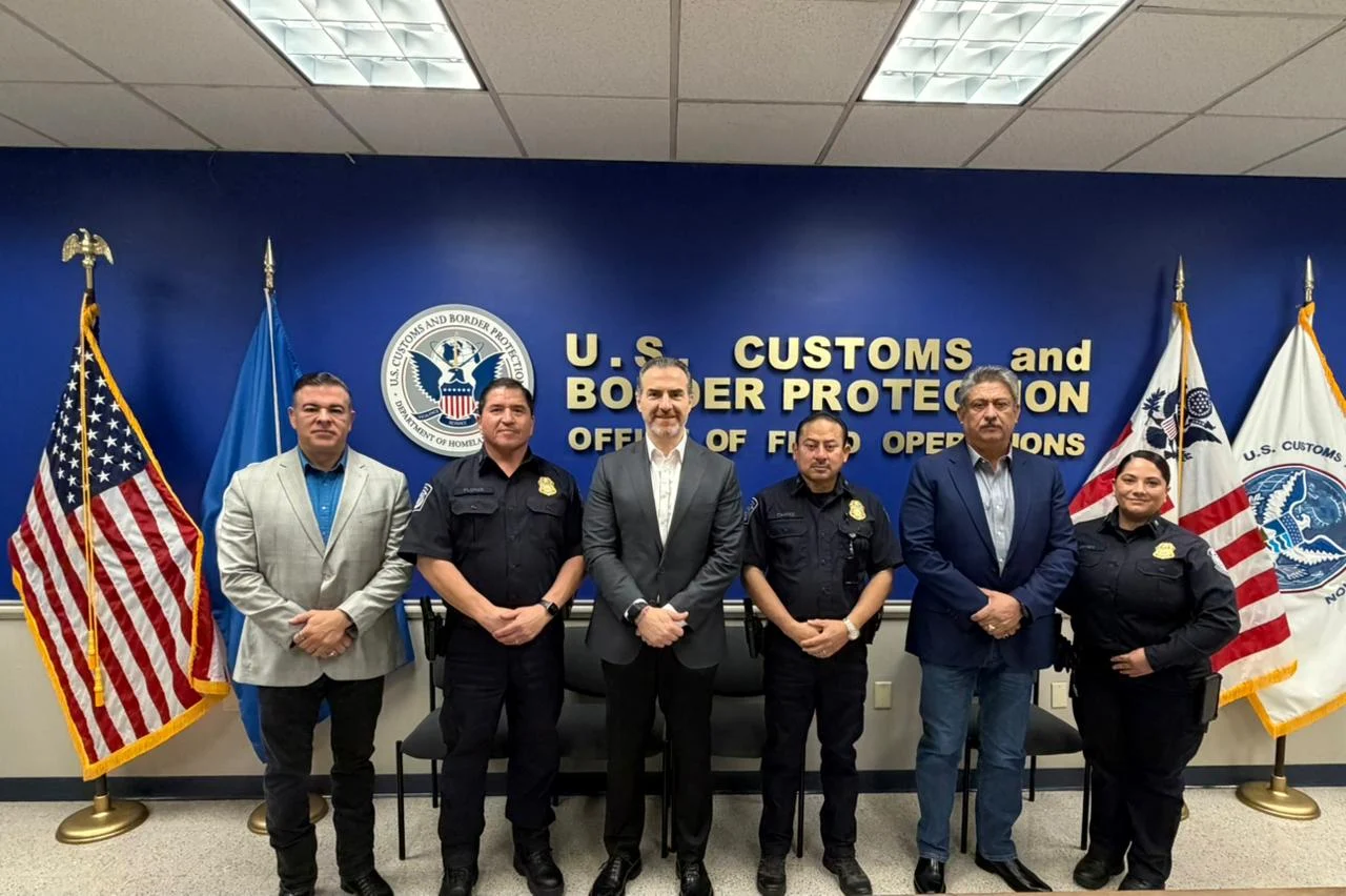 El alcalde de Monterrey, Adrián de la Garza, investiga el comercio internacional en el Puerto de Laredo, Texas.