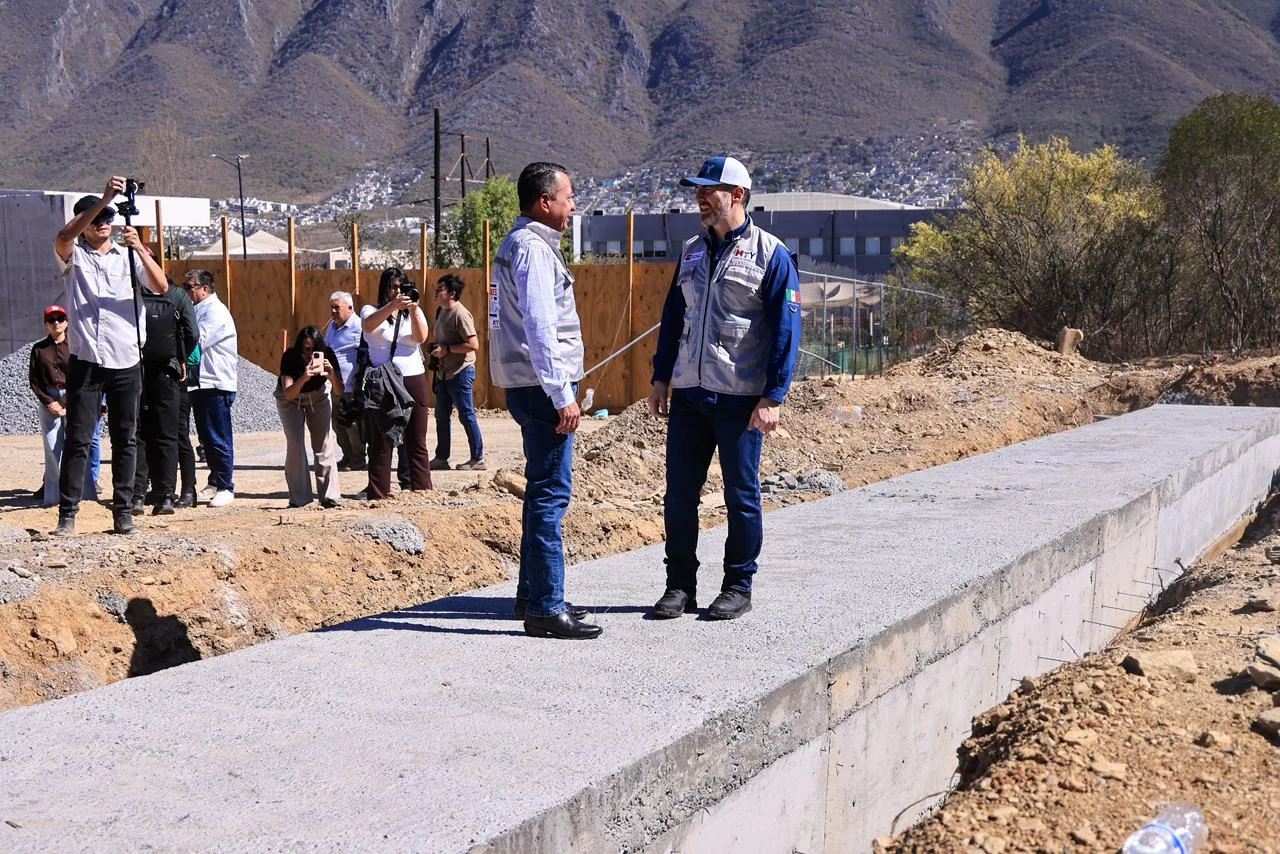 Avanza la construcción del circuito vial Huajuco en Monterrey, liderada por Adrián de la Garza, con un progreso del 73%.