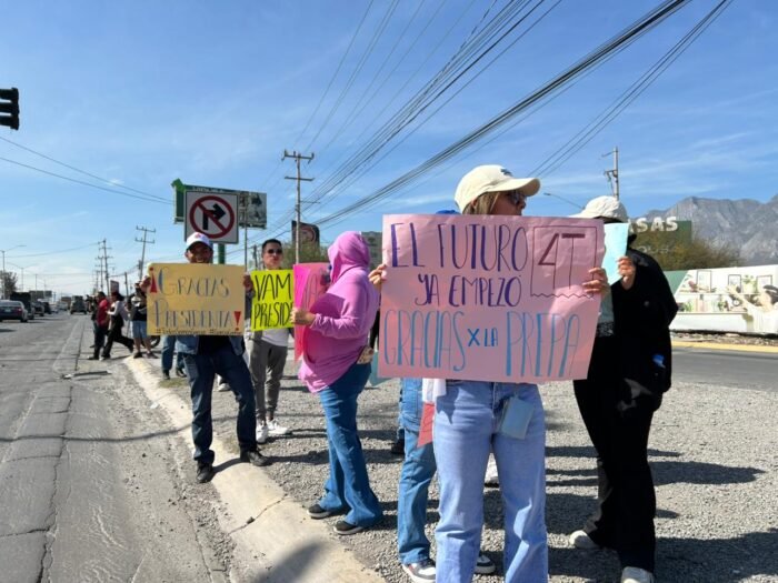 Diversos grupos de ciudadanos se unieron para dar la bienvenida a Sheinbaum en un evento lleno de entusiasmo.