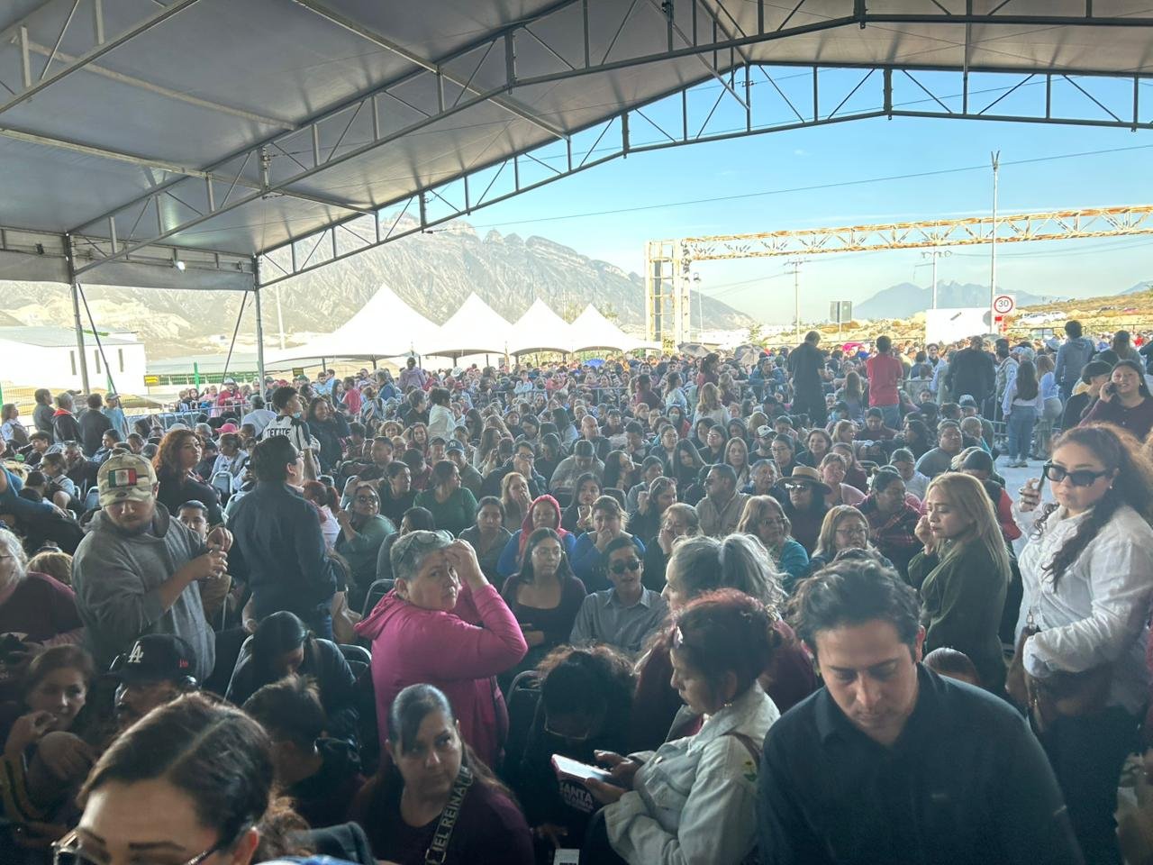 El evento de Sheinbaum, que atrajo a numerosas autoridades y líderes políticos, enfoca su atención en las obras del hospital.