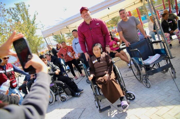 Mario Soto destaca en la entrega de apoyos médicos, abordando carencias reales en García mediante un enfoque cercano.