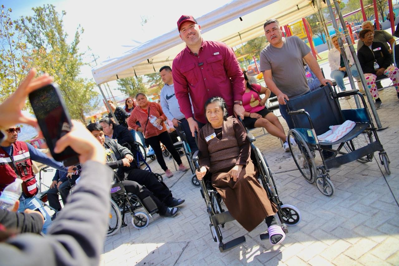 Mario Soto destaca en la entrega de apoyos médicos, abordando carencias reales en García mediante un enfoque cercano.