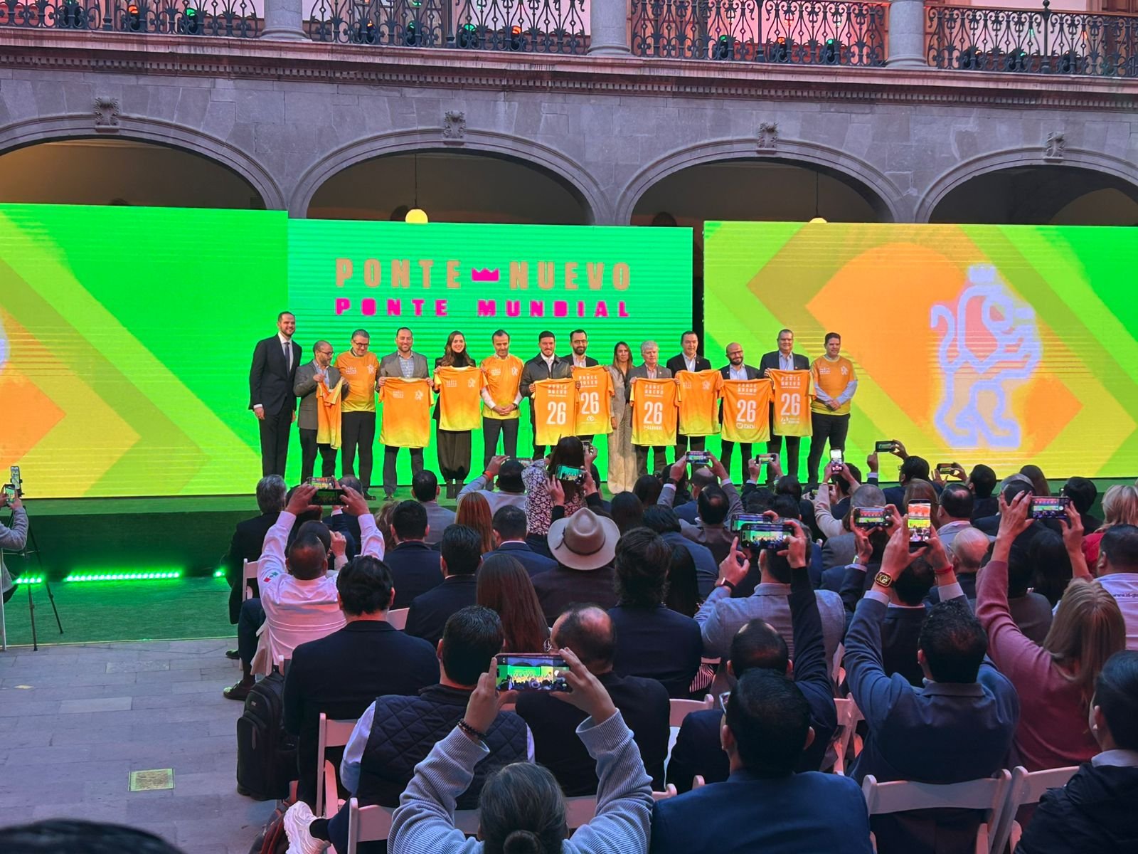 La iniciativa Ponte Nuevo, Ponte Mundial busca preparar a Nuevo León para recibir el Mundial 2026, un evento global.