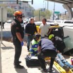 Un taxista sufrió graves heridas al ser proyectado por el parabrisas tras un accidente en Santa Catarina.