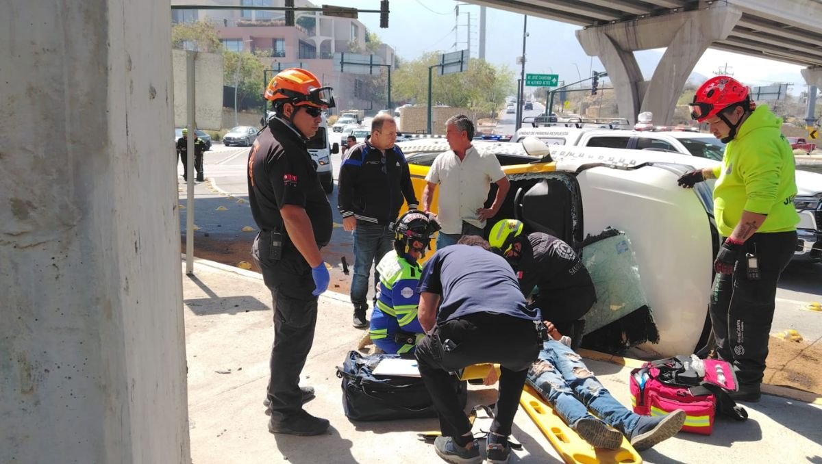 Un taxista sufrió graves heridas al ser proyectado por el parabrisas tras un accidente en Santa Catarina.