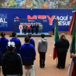 El apoyo a la comunidad estudiantil continúa con la entrega de banderas por parte de Adrián de la Garza.