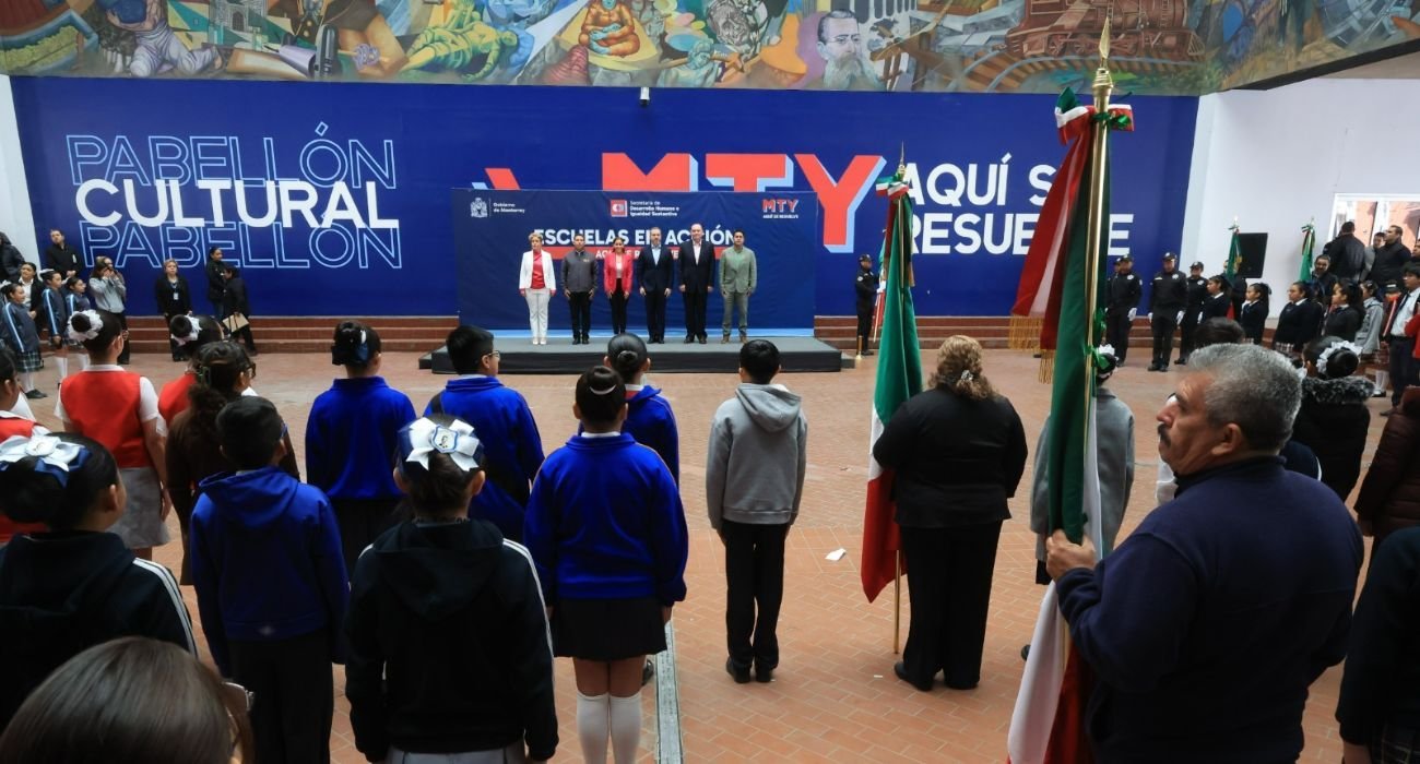 El apoyo a la comunidad estudiantil continúa con la entrega de banderas por parte de Adrián de la Garza.