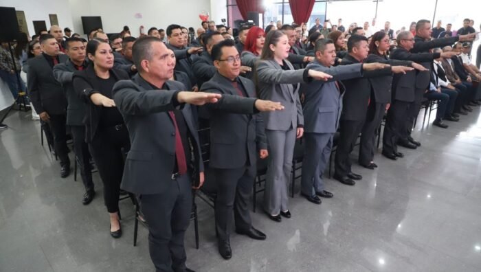 El alcalde de Escobedo, Andrés Mijes, destaca la importancia de la preparación académica en el servicio público y la seguridad.