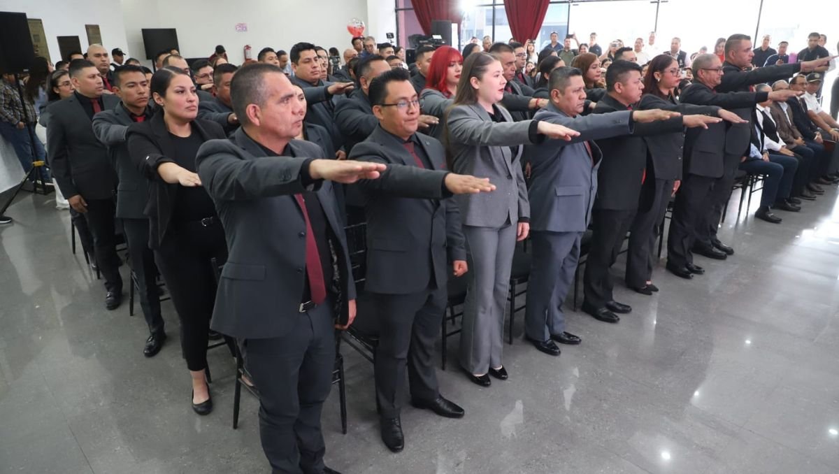 El alcalde de Escobedo, Andrés Mijes, destaca la importancia de la preparación académica en el servicio público y la seguridad.