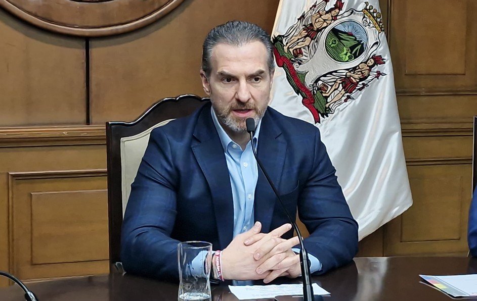 El alcalde Adrián de la Garza responde al gobernador Samuel García sobre el paquete fiscal para 2026 en Monterrey.