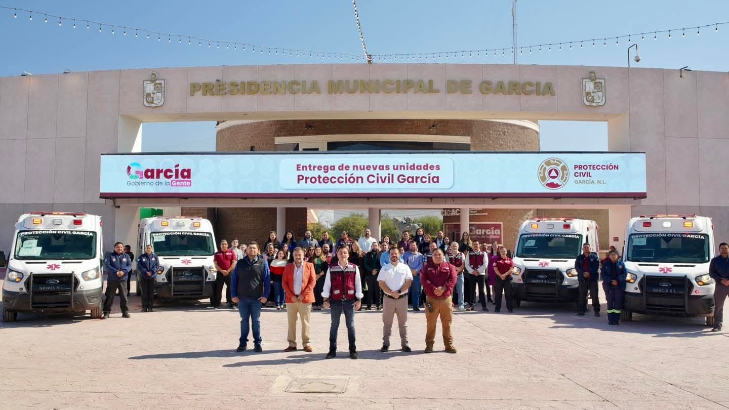 El alcalde Guerra Cavazos presenta ambulancias para mejorar la atención de emergencia en García, Nuevo León.