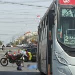 Un choque entre una motocicleta y un camión en Santa Catarina deja una joven sin vida, resaltando la urgencia de mejorar la seguridad vial.