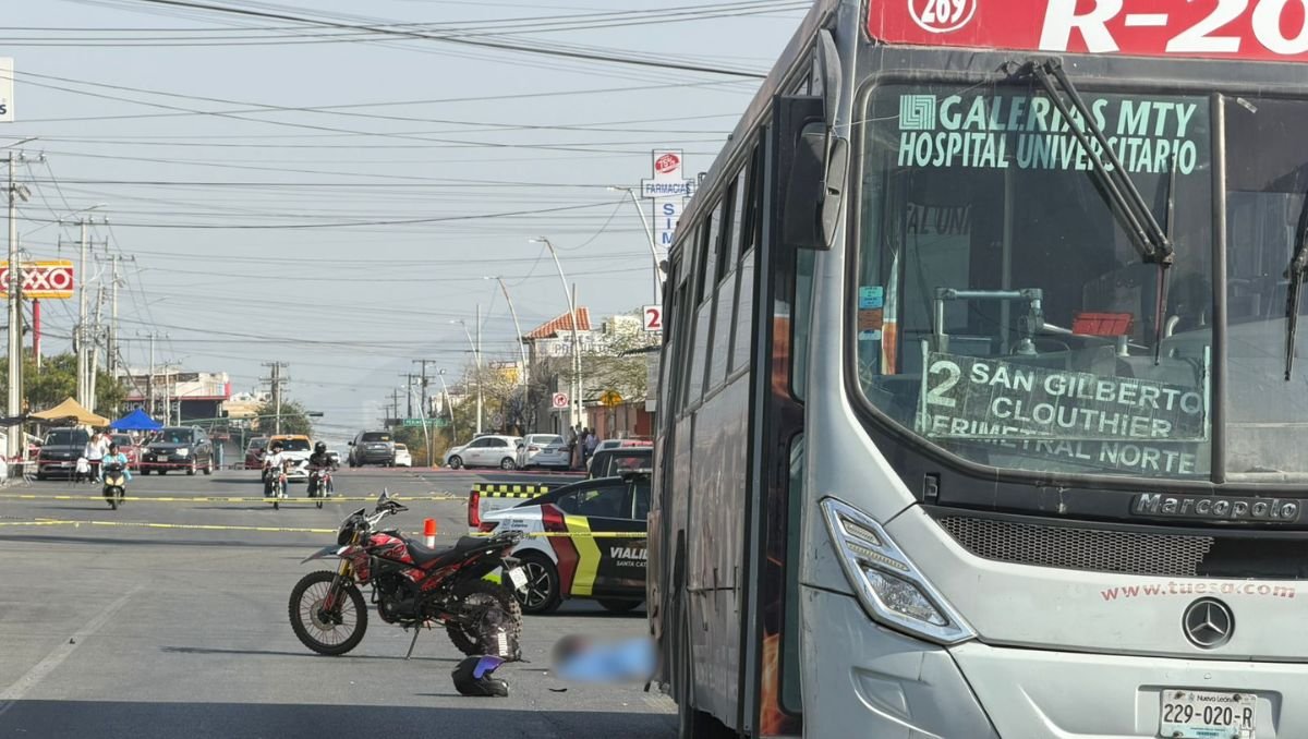 Un choque entre una motocicleta y un camión en Santa Catarina deja una joven sin vida, resaltando la urgencia de mejorar la seguridad vial.