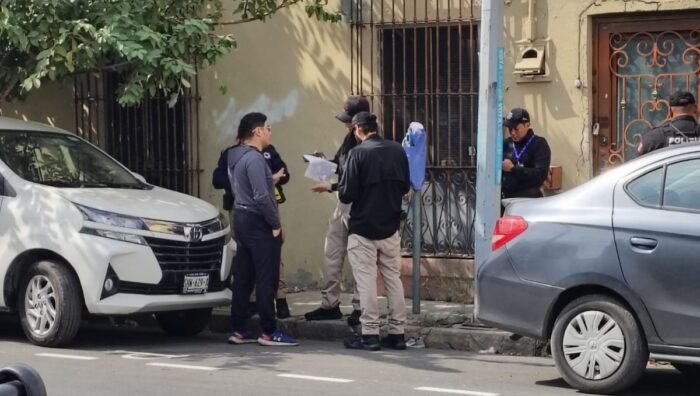 Un hombre sufrió un violento asalto al salir de un banco en Monterrey, donde le robaron una gran suma de dinero.