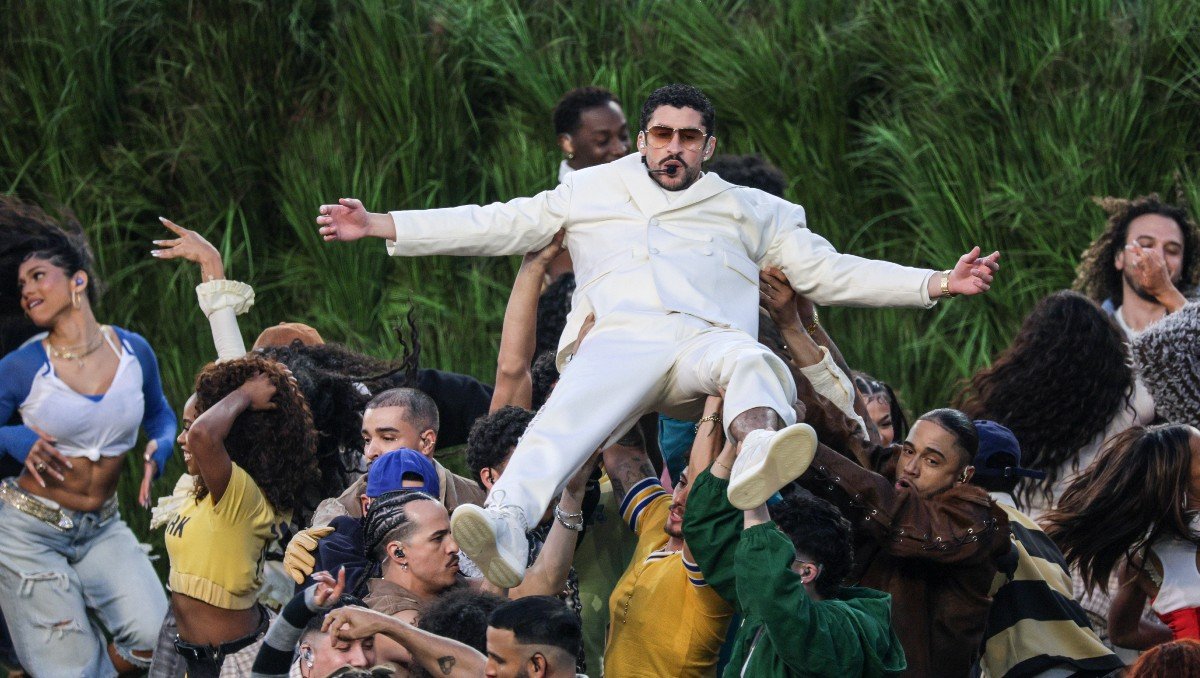 El fenómeno de Bad Bunny se intensifica tras su actuación en el Super Bowl, logrando un aumento récord en Spotify.