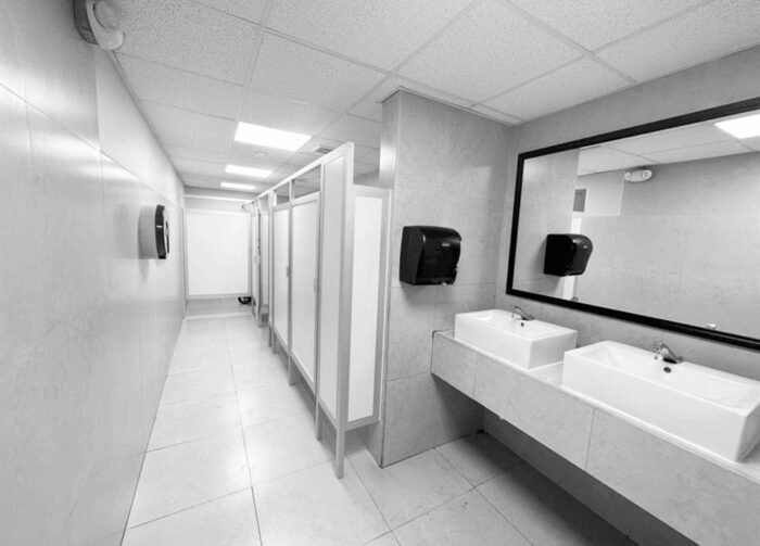 Las autoridades buscan establecer normas para el uso de baños públicos en instituciones del Estado de Nuevo León.