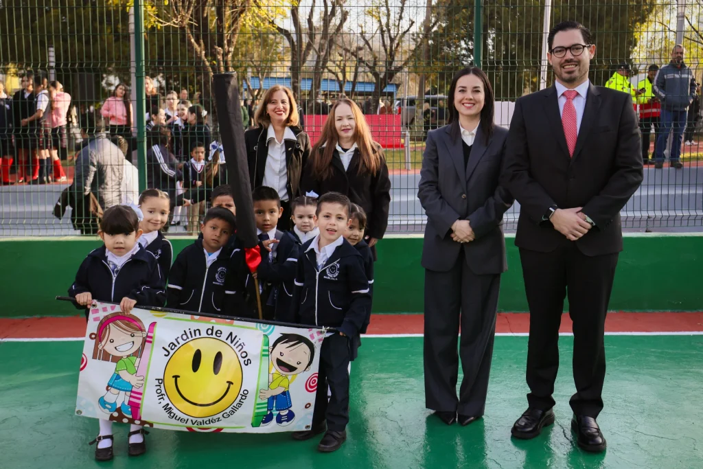 David de la Peña Marroquín encabeza el acto cívico en honor al Día de la Constitución en Maleaños.