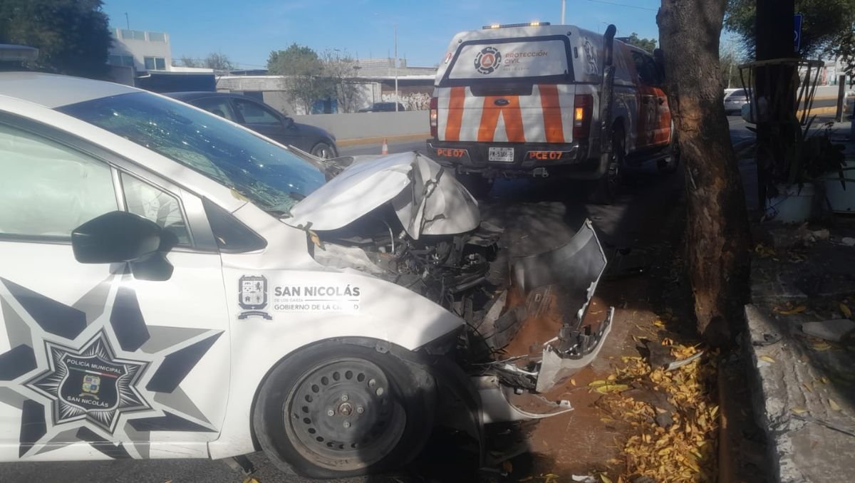 Policía de San Nicolas sale herido tras chocar contra árbol