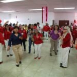 Un evento especial donde los adultos mayores disfrutan de música y baile, fomentando la amistad y el amor entre ellos.