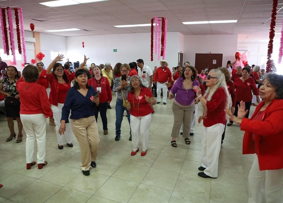 Un evento especial donde los adultos mayores disfrutan de música y baile, fomentando la amistad y el amor entre ellos.