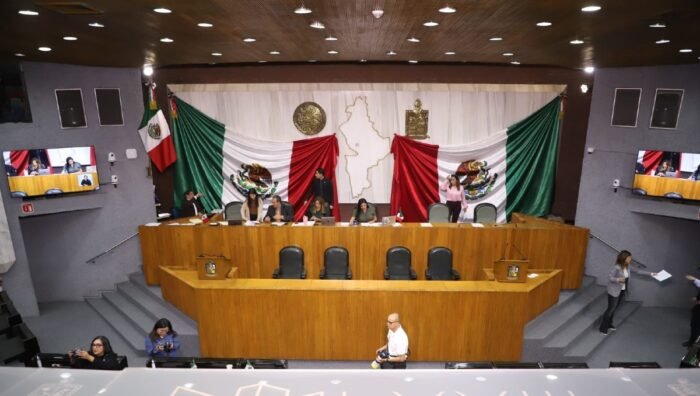 Diputados locales analizan informe sobre irregularidades en nómina legislativa, enfocándose en parentescos y montos por aclarar.